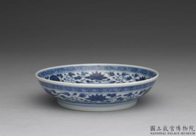 图片[2]-Dish with Indian lotus scrolls in underglaze blue, Qing dynasty, Qianlong reign (1736-1795)-China Archive